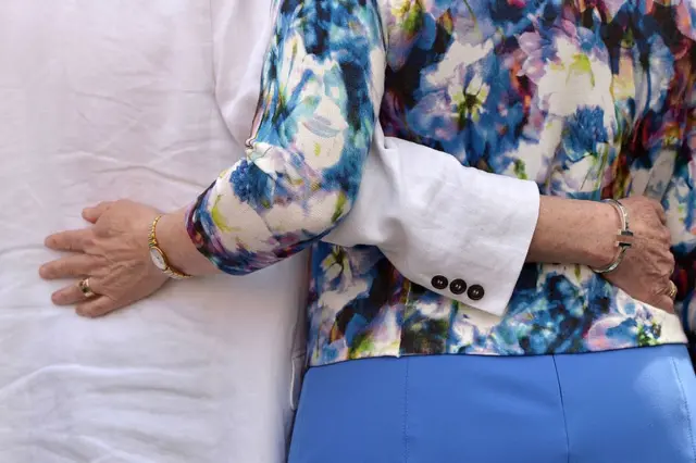 બે મહિલાઓ.