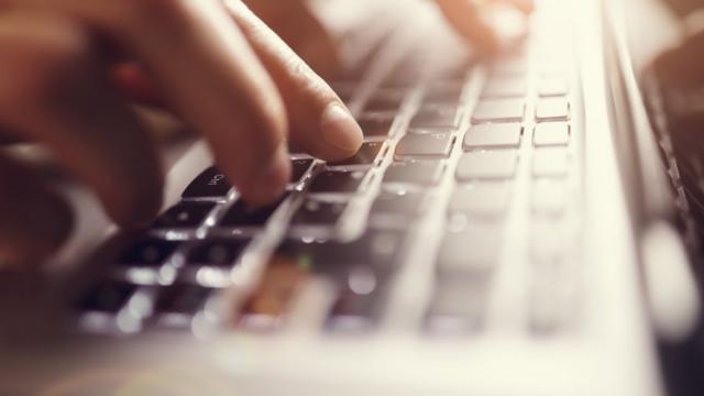 Mãos sobre tecladocef loteria federalcomputador