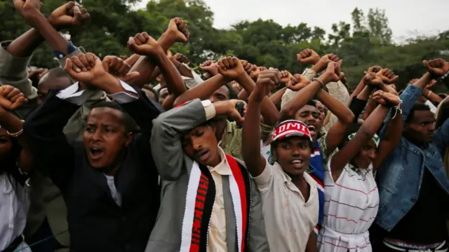 скрещенные запястья - известный в Эфиопии жест, символизирующий мирное сопротивление властям.