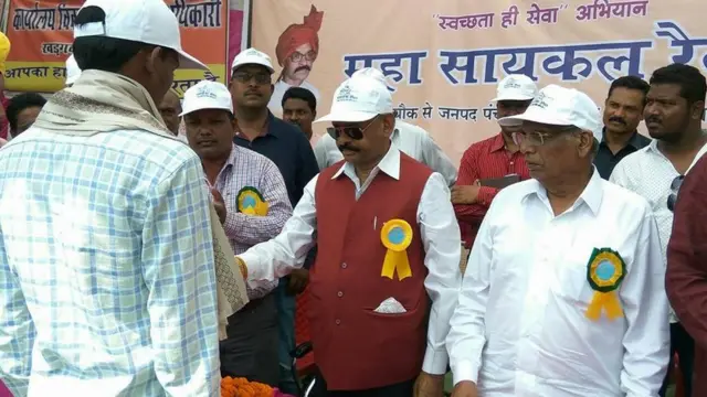 खेल और श्रम मंत्री भैयालाल रजवाड़े के साथ सांसद बंशी लाल महतो