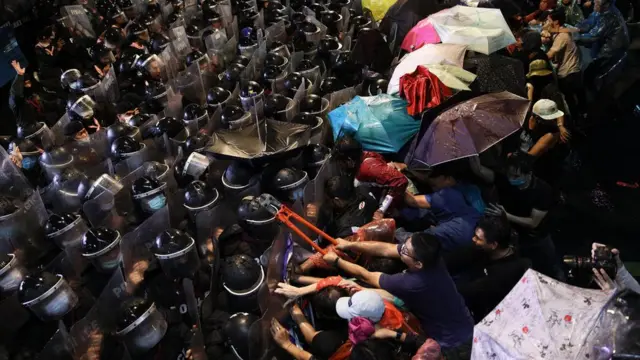 สลายม็อบ 16 ต.ค.