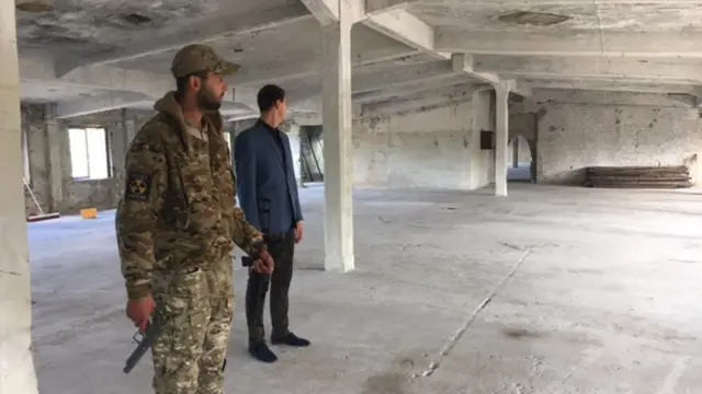 стройплощадка - будущий закрытый полигон для айрсофта, Дмитрий и Филипп (руководители Ассоциации игроков в айрсофт)