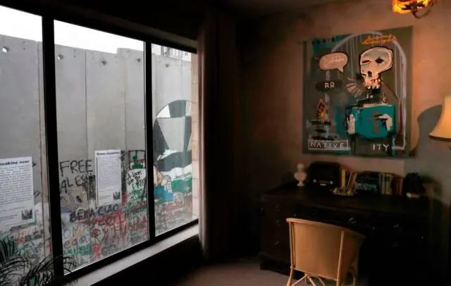 Duvarın yanındaki otelde bütün odalar da Banksy'nin çalışmalarıyla dekore edilmiş. Banksy basın bülteninde muhasebecisinin "bazı kişilerin Batı Şeria'ya gitmeye korkacaklarından endişelendiğini" kaydediyor.