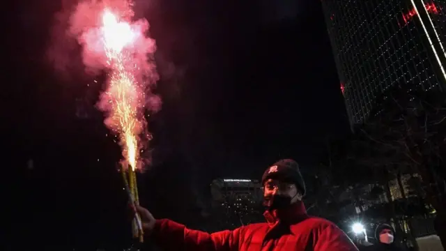 جنوبی کوریا کے شہر سیول میں پٹاخے پھوڑنے کا منفرد انداز