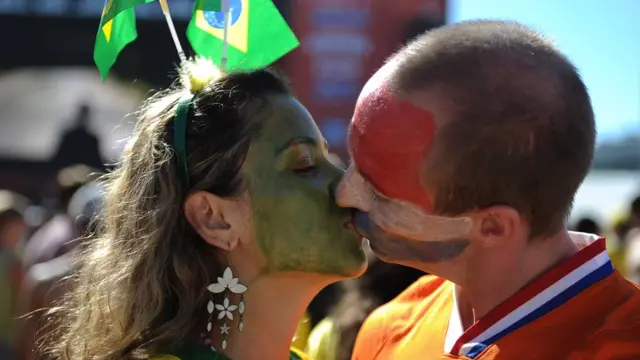 திருமணத்திற்குப்பின் மனைவியின் குடும்பப்பெயரை எடுத்துக்கொள்ளும் ஆண்கள்