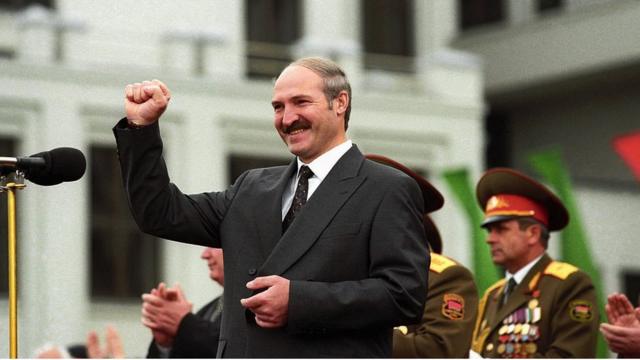 1998年明斯克，卢卡申科参加阅兵式