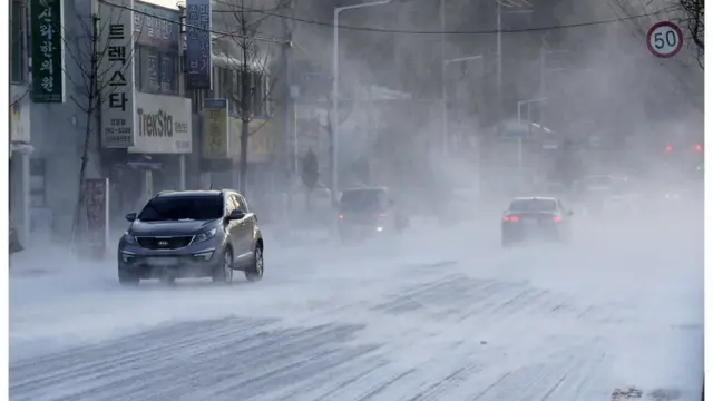 강풍에 휘날리는 눈. 7일 오전 울산시 울주군 언양읍 일대에서 출근길에 오른 차량 주위로 눈이 강풍에 휘날리고 있다. 이날 울산에는 강풍주의보가 발효됐다