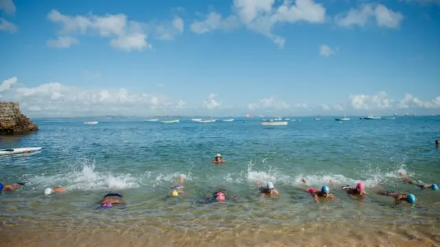 Peixinho dá aula no Porto da Barra, nas águas cristalinas da Baíabet telegramTodos os Santos