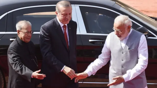 2017 में राष्ट्रपति अर्दोआन का स्वागत करते राष्ट्रपति प्रणब मुखर्जी और प्रधानमंत्री नरेंद्र मोदी