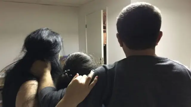 พ่อ แม่ และพี่ของเด็กหญิงโซฟี