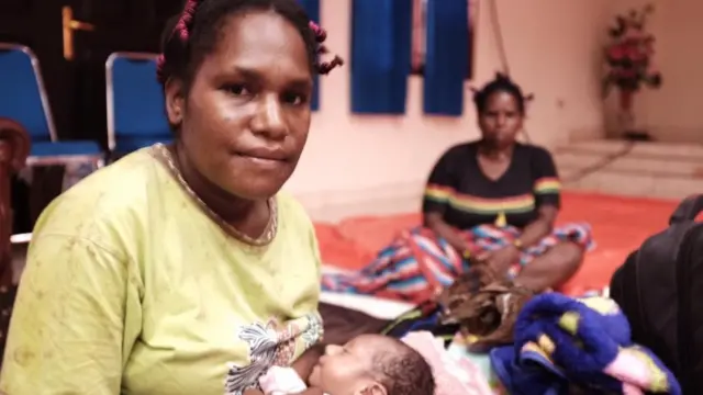 Warga yang mengungsi akibat banjir bandang di Sentani.