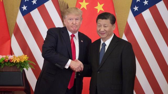 2017年11月9日，美国总统特朗普访问中国，在北京人民大会谈与习近平握手。