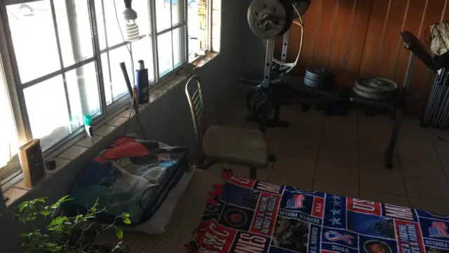 Sala com cama e equipamento de ginástica no bunker