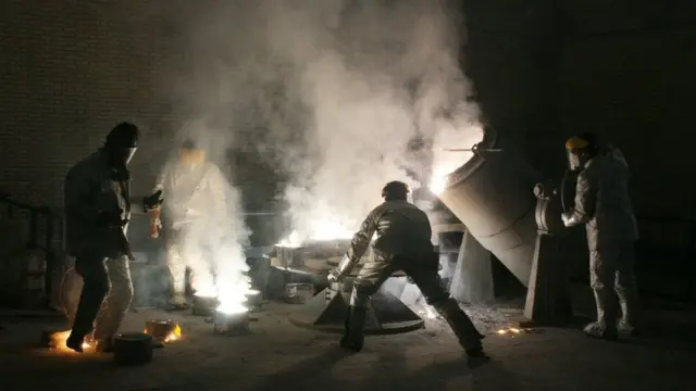 Trabajadores en una instalación de conversión de uranio en las afueras de Isfahan, 30 de marzo de 2005
