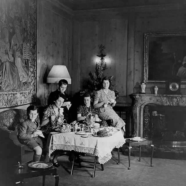 Foto da família tomando chá em Londres que apareció na revista Vogue em 1938