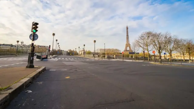 Đường phố Paris vắng tanh sau khi Tổng thống Macron ra lệnh cho người dân ở nhà hôm thứ Ba 17/3