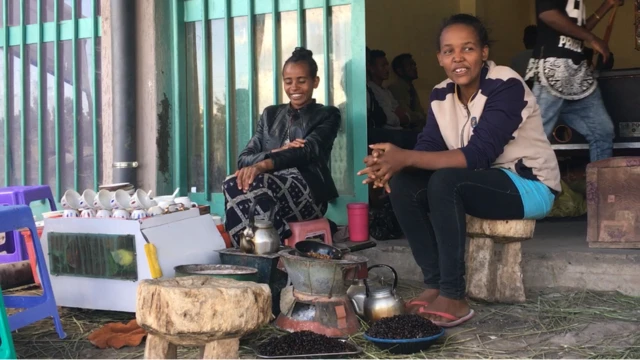 Shamarree Haagaree Tasfaayee, osoo buna akaayaa jirtuu