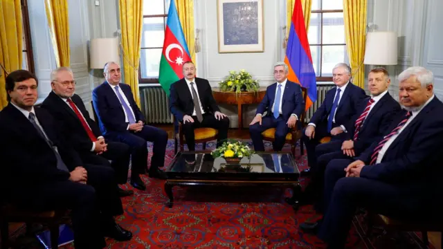 Foto. Arxiv. 2017-ci ilin oktyabr ayında Ermənistan və Azərabycan prezidentləri ATƏT Minsk Qrupunun vasitəçiliyi lə görüş keçiriblər.