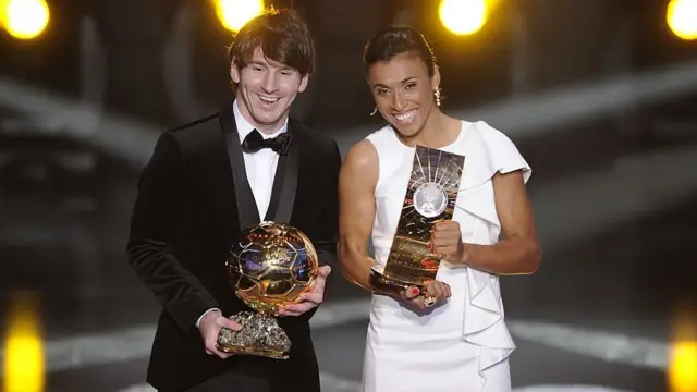 আরেকজন নামকরা ফুটবলারের সাথে ২০১০ সালে ট্রফি হাতে মার্তা