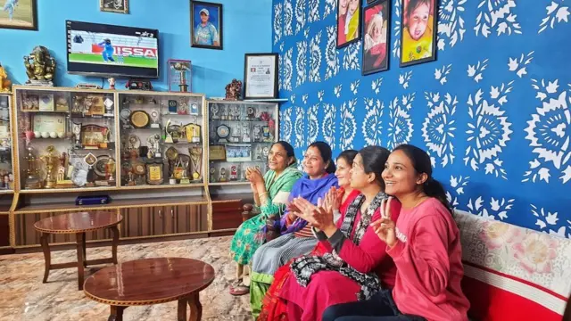 मैच देखते स्नेह राणा के रिश्तेदार