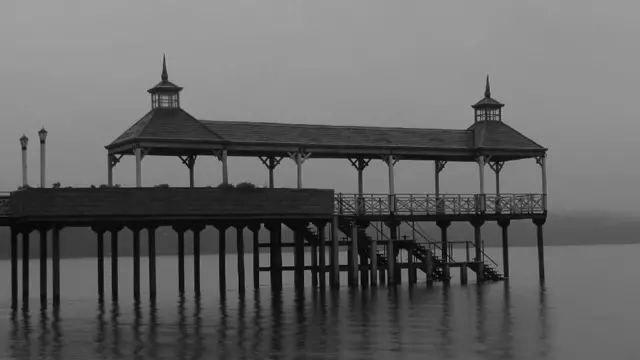 Muelle de Frutillar, Chile. Solitario entre la neblina. Foto: Yarabi Ignacio (@ccipitalphotography)
