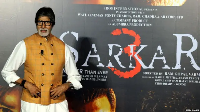 અમિતાભ બચ્ચન 'સરકાર-3' ફિલ્મના પોસ્ટર સાથે
