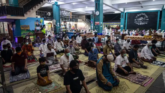 Musulmai a Indonesia na gabatar da sallar Tarawih cikin Azumin Ramadan a masallaci jogokriya a yogyakarta a ranar 24 da watan Afrilu 2020. Musulmai na azumi daga fitowar rana zuwa faduwar rana