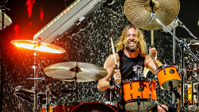 Taylor Hawkins en la batería