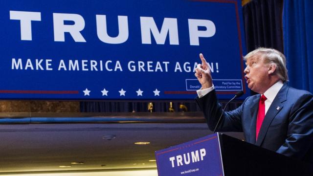 Donald Trump y el cartel de "Make America Great Again"