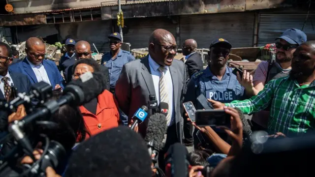 Magajin garin Lardin Gauteng David Makura yana magana da manema labarai a unguwar Alexander da ke Johannesburg.