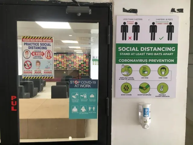 'پریس باکس میں سماجی فاصلے'