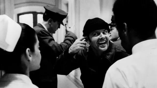 Фильм "Пролетая над гнездом кукушки" с Джеком Николсоном в главной роли (где героя неоднократно наказывали электрошоком) помог формированию негативного образа электрошоковой терапии