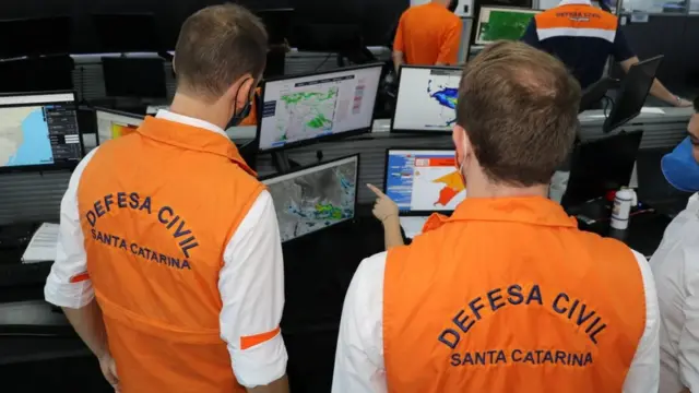 Técnicos da Defesa Civil de Santa Catarina em sala de monitoramento