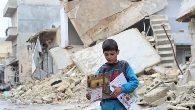En Aleppo, Siria, Unicef dio a los niños manuales para identificar y reportar dispositivos sin explotar.