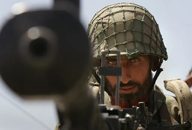 வாஜிரிஸ்தானில் ஒரு பாகிஸ்தான் ராணுவ வீரர்.