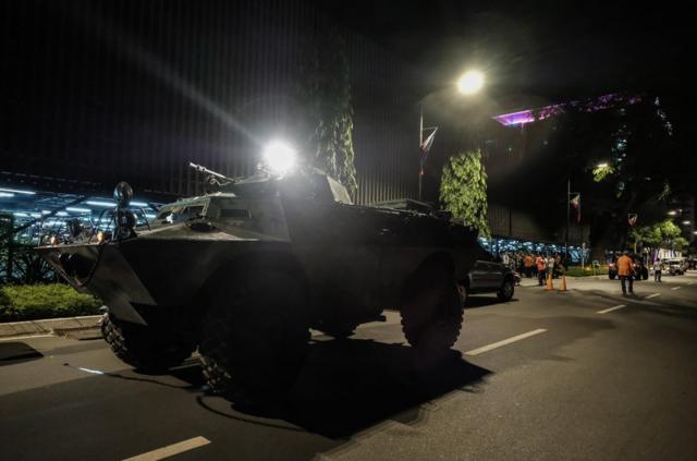 警方装甲车已部署在酒店附近街道。