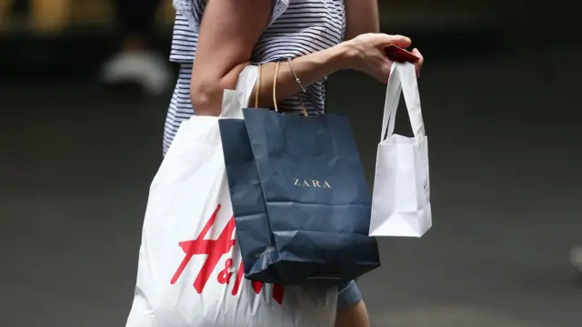 Дівчина з покупками