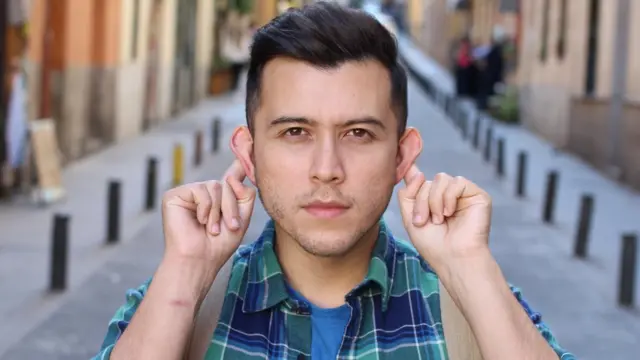 आपल्या कानात मळ का तयार होतो? तुम्ही कान कसे साफ करता?