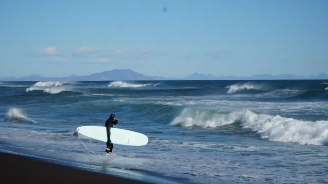 Ramilj se sprema da se popne na dasku na Halaktirskoj plaži
