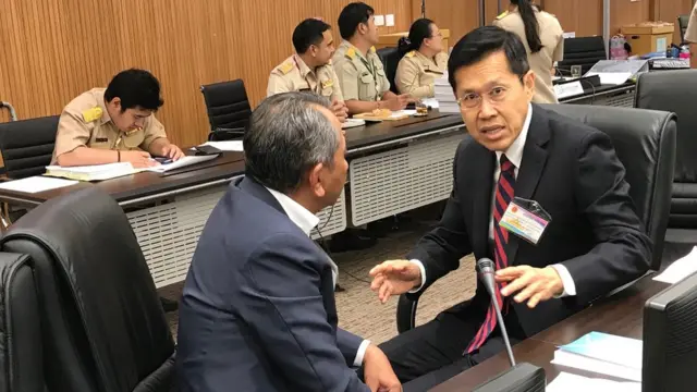 พงศ์เทพ เทพกาญจนา จากพรรคเพื่อไทย พูดคุยกับ สนธิญาณ ชื่นฤทัยในธรรม หลังฝ่ายหลังเสนอแก้ไขเรื่องพรรคการเมือง