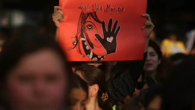 Pantcarta en la que se lee "ni una menos".