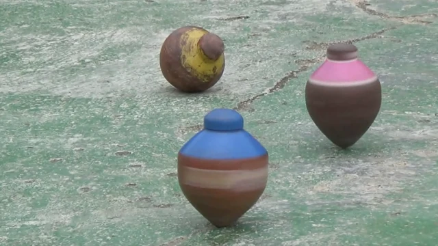 Putaran gasing juga digunakan sebagai media peramalan.