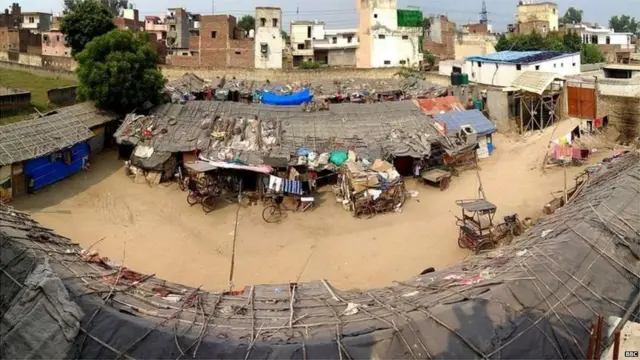 या रोहिंग्या वस्तीत अनेक सीसीटीव्ही कॅमेरे लावण्यात आले आहेत.