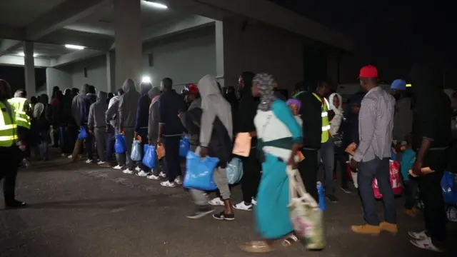 Small pickin and tata reach 11 wey join di migrants land Lagos on Thursday night.