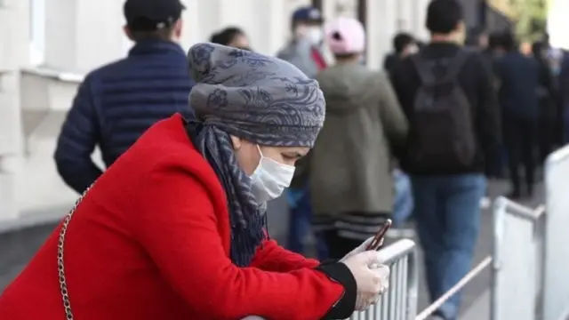 телефон кармаган аял