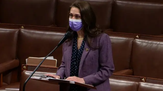 Джейми Эррера Бютлер выступает в Палате представителей 13 января 2021 года