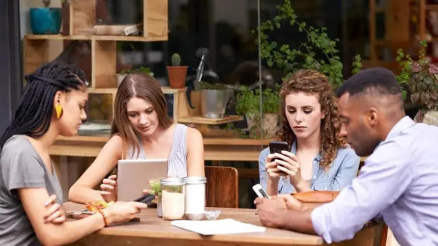 咖啡厅里盯着电子设备