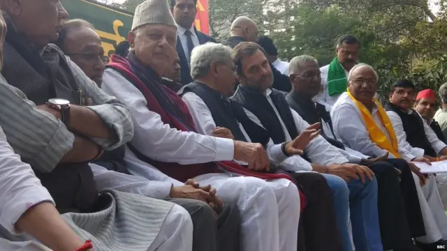 किसान मुक्ती मार्चमध्ये उपस्थित फारूख अब्दुल्ला, सीताराम येचुरी, राहुल गांधी आणि अन्य नेते.