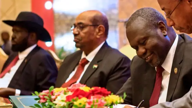 Les protagonistes à la signature du cessez-le-feu mercredi au Soudan.