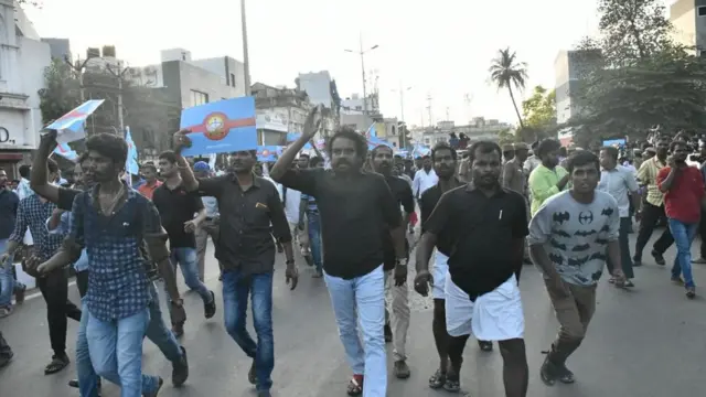 பூட்டு போடும் போராட்டம் முதல் சிக்ஸர் வரை! - நேற்றைய சேப்பாக்கம் காட்சிகள்